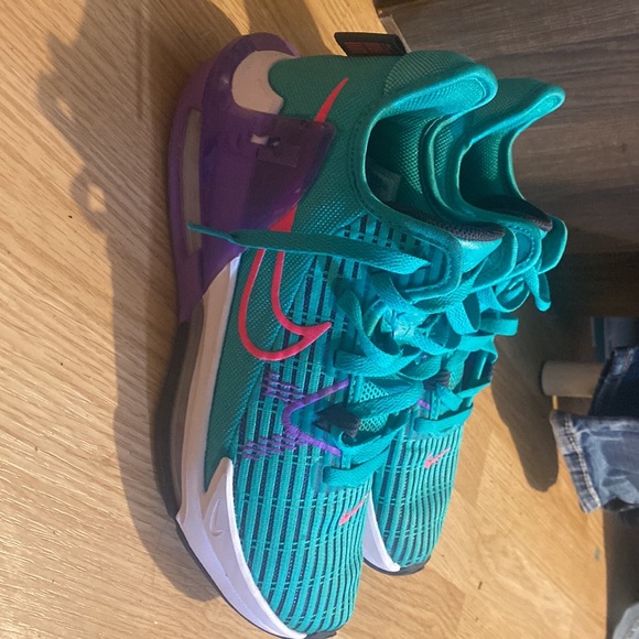 Lebron witness 6 - Picture 2 of 3